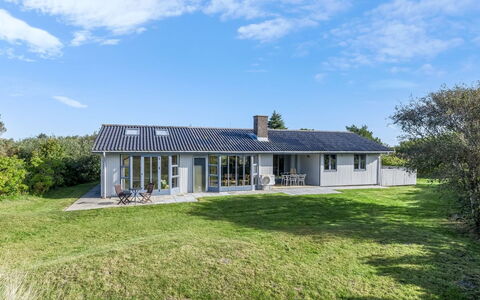 Skoge - 900M from the Sea: Bygning, Hus, Vindue, Hjem, Tag, Boligområde, Busk, Sommerhus, Land Lot