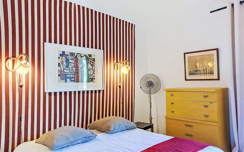 Villa 50: Indretning, Væg, Soveværelse, Træ, Møbel, Textile, Seng, Billedramme, Sengetøj, Belysning