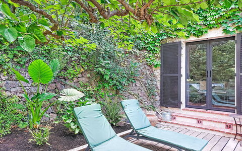Villa 50: Grøn, Udendørs Møbler, Busk, Have, Skygge, Bunddække, Backyard, Gård, Stol
