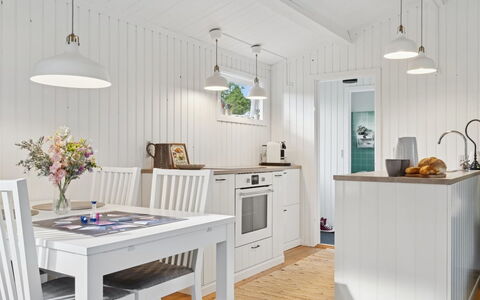 Baarde - 1.2Km from the Sea: Gulvbelægning, Indretning, Træ, Loft, Møbel, Lysarmatur, Etage, Køkken, Trægulve, Belysning