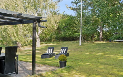 Baarde - 1.2Km from the Sea: Græs, Møbel, Udendørs Møbler, Skygge, Land Lot, Have, Lawn, Sollys, Stol