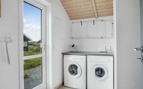Bruse - 200M from the Sea: Boligområde, Busk, Hus, Hjem, Have, Estate, Skygge, Landscaping, Lawn