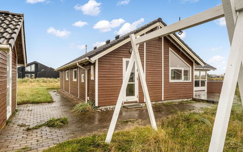 Bruse - 200M from the Sea: Boligområde, Busk, Hus, Hjem, Have, Estate, Skygge, Landscaping, Lawn