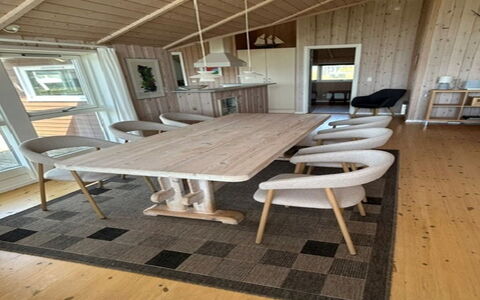 Bruse - 200M from the Sea: Træ, Møbel, Gulvbelægning, Etage, Trægulve, Bejdse, Hårdttræ, Stol, Køkken & Spisebord, Planke