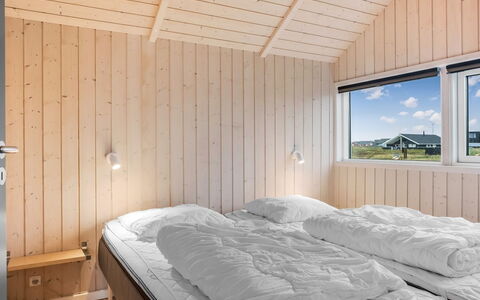 Bruse - 200M from the Sea: Træ, Soveværelse, Seng, Loft, Sengetøj, Bed Frame, Sengetøj, Hårdttræ, Planke, Dagslys