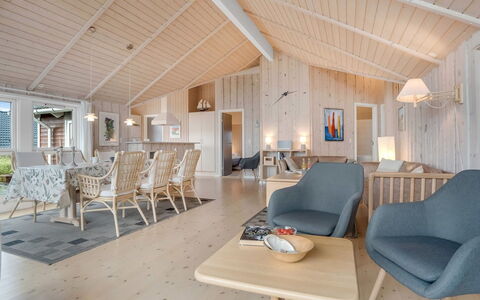 Bruse - 200M from the Sea: Loft, Indretning, Etage, Stue, Trægulve, Stol, Lysarmatur, Hårdttræ, Køkken & Spisebord, Bejdse