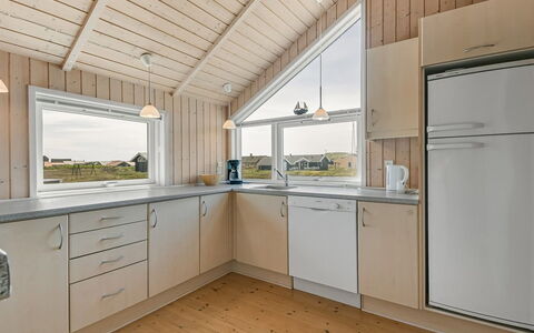 Bruse - 200M from the Sea: Træ, Loft, Gulvbelægning, Indretning, Etage, Hjem, Værelse, Køkken, Cabinetry, Bejdse