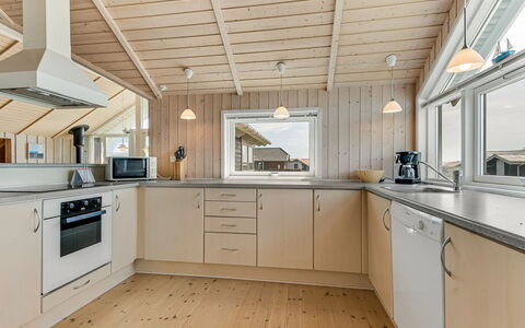 Bruse - 200M from the Sea: Træ, Loft, Gulvbelægning, Indretning, Etage, Hjem, Køkken, Hårdttræ, Countertop, Cabinetry