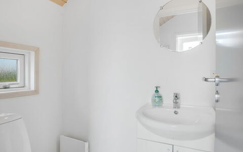Bruse - 200M from the Sea: Væg, Sanitærarmatur, Indretning, Badeværelse, Gulvbelægning, Etage, Badeværelsesvask, Loft, Tap, Håndvask