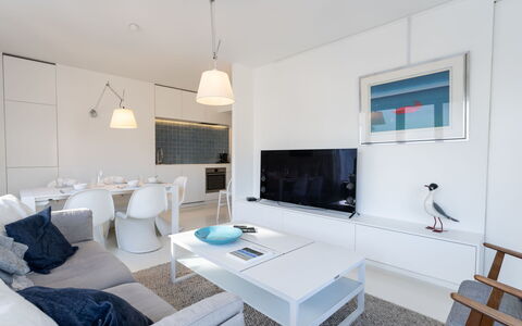 Blanc Rivage with Garage: Møbel, Indretning, Gulvbelægning, Etage, Loft, Couch, Værelse, Stue, Lejlighed, Belysning
