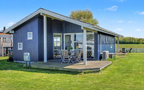 Roya - 100M from the Sea: Blå, Sommerhus, Hus, Hjem, Stuehus, Estate, Sidespor