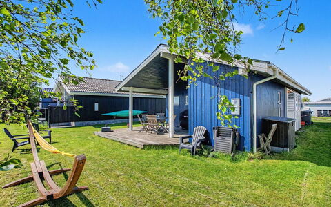 Roya - 100M from the Sea: Blå, Sommerhus, Hus, Hjem, Stuehus, Estate, Sidespor