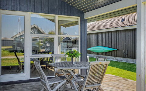 Roya - 100M from the Sea: Blå, Sommerhus, Hus, Hjem, Stuehus, Estate, Sidespor