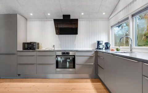 Alika - 300M from the Sea: Træ, Køkken, Gulvbelægning, Større Bandage, Køkken Apparat, Countertop, Indretning, Loft, Etage, Husholdningsapparat