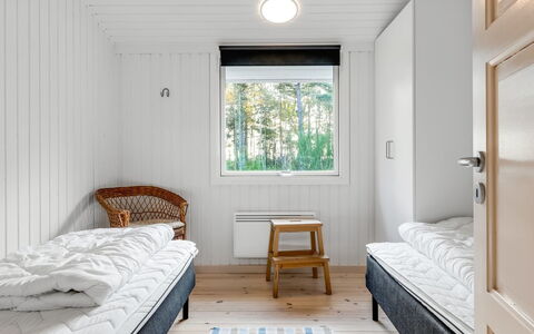 Alika - 300M from the Sea: Væg, Træ, Gulvbelægning, Etage, Soveværelse, Indretning, Loft, Hjem, Seng, Værelse
