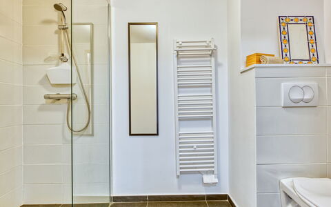 Villa Cano: Gulvbelægning, Etage, Sanitærarmatur, Badeværelse, Indretning, Toilet, Vvs, Flise, Dør, Tap