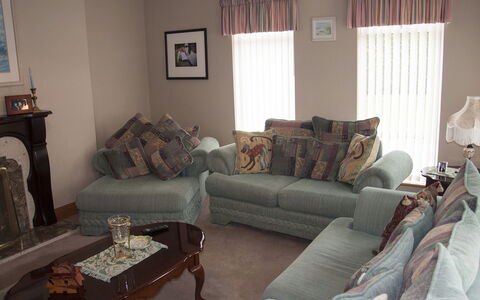 Eagle View Holiday Home: Møbel, Indretning, Couch, Træ, Stue, Gulvbelægning, Textile, Værelse, Etage, Belysning