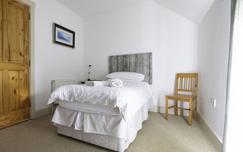 Rhea Holiday Home Bantry: Soveværelse, Seng, Træ, Sengetøj, Sengetøj, Møbel, Etage, Indretning, Loft, Gulvbelægning