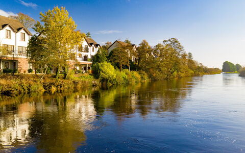 Grove Lodge No 5 (2 Bed): Vandressourcer, Vand, Krop Af Vand, Natur, Vandvej, Vandløb, Bank, Kanal, Afspejling, Landskab