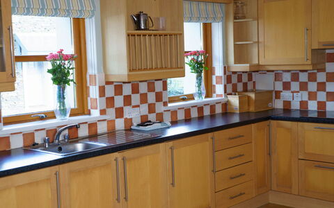 Dingle Cy (Tr4) - 3 Bed No 2: Køkken, Countertop, Cabinetry, Indretning, Gulvbelægning, Møbel, Træ, Køkken Apparat, Køkkenvask, Etage