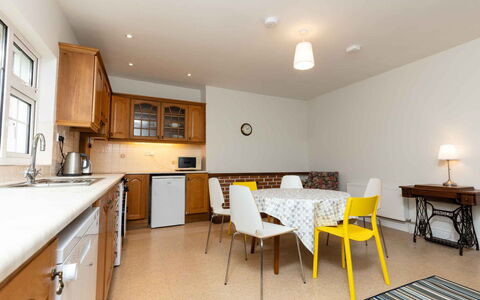 An Searrach Holiday Home Dingle: Indretning, Gulvbelægning, Møbel, Etage, Træ, Loft, Værelse, Køkken, Cabinetry, Lejlighed