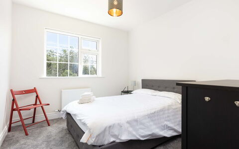 An Searrach Holiday Home Dingle: Seng, Soveværelse, Møbel, Indretning, Sengetøj, Sengetøj, Gulvbelægning, Etage, Loft, Sengetøj