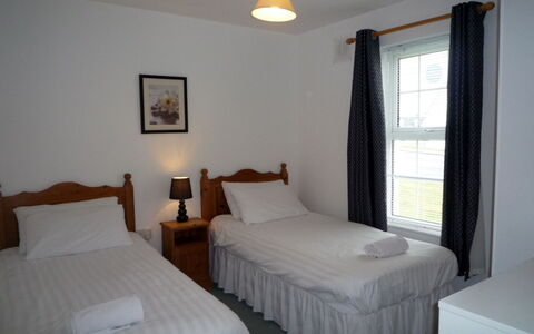 Ballybunion(Tr4) Hc No 21: Seng, Soveværelse, Etage, Gulvbelægning, Sengetøj, Sengetøj, Bed Frame, Møbel, Værelse, Gardin