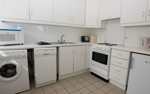 Spanish Cove(Tr4) D4 (Sleeps 5): Større Bandage, Køkken, Køkken Apparat, Gulvbelægning, Etage, Countertop, Indretning, Cabinetry, Komfur, Værelse