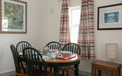 Spanish Cove(Tr4) D4 (Sleeps 5): Møbel, Indretning, Træ, Gulvbelægning, Stol, Textile, Bord, Etage, Spisestue, Belysning