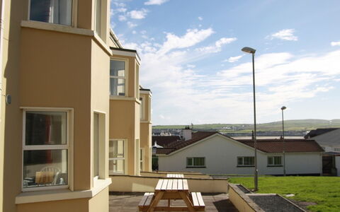Spanish Cove(Tr4) D4 (Sleeps 5): Væg, Boligområde, Lejlighed, Hjem, Skydevindue, Dagslys, Maling, Gips, Bejdse, Altan
