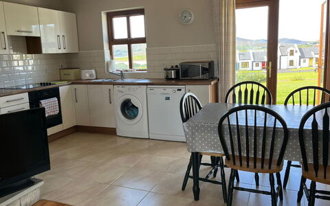 Achill Sound Holiday Village No 11: Stol, Udendørs Møbler, Gård, Altan, Lærk, Villa, Pine Family, Eco Hotel