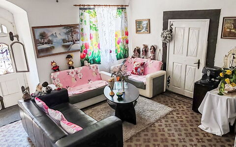 Jiřetínská Chaloupka: Møbel, Indretning, Couch, Stue, Gulvbelægning, Etage, Textile, Belysning, Værelse, Pude