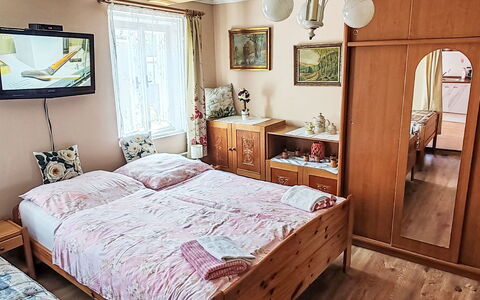 Jiřetínská Chaloupka: Møbel, Seng, Soveværelse, Sengetøj, Indretning, Sengetøj, Træ, Etage, Sengetøj, Værelse
