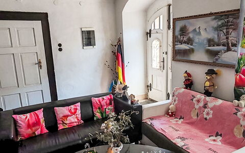 Jiřetínská Chaloupka: Møbel, Indretning, Couch, Belysning, Stue, Værelse, Gulvbelægning, Hjem, Etage, Throw Pillow