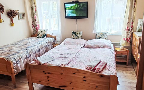 Jiřetínská Chaloupka: Seng, Møbel, Sengetøj, Soveværelse, Sengetøj, Indretning, Træ, Sengetøj, Textile, Etage