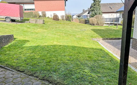 Celine: Græs, Busk, Hus, Boligområde, Lawn, Land Lot, Have, Hjem, Bunddække