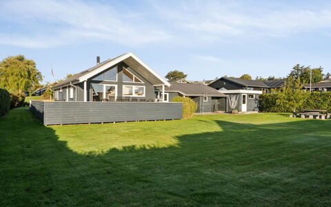 Tajo - 200M from the Sea: Sidespor, Hjem, Tag, Hus, Boligområde, Sommerhus, Gård, Skygge, Backyard, Lawn