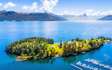 Holmen: Vand, Krop Af Vand, Kyst, Coastal Og Oceaniske Landskabsformer, Hav, Sommer, Strand, Ocean, Turistattraktion, Kyst