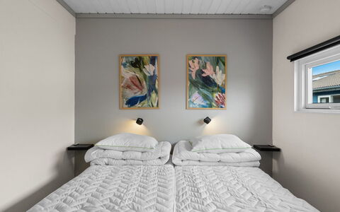 Asfrid - 80M from the Sea: Soveværelse, Indretning, Loft, Seng, Sengetøj, Etage, Sengetøj, Sengetøj, Møbel, Belysning