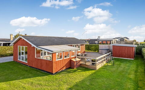 Ali - 500M from the Sea: Sommerhus, Backyard, Gård, Garden Bygninger, Skur, Sidespor, Udendørs Møbler, Bjælkehytte, Udendørs Struktur, Hytte