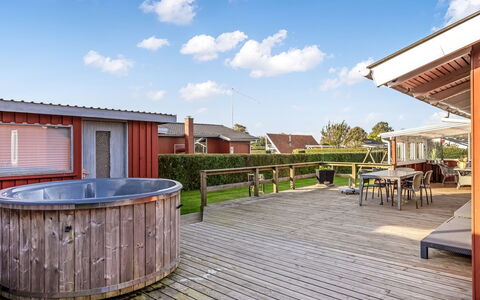 Ali - 500M from the Sea: Sommerhus, Backyard, Gård, Garden Bygninger, Skur, Sidespor, Udendørs Møbler, Bjælkehytte, Udendørs Struktur, Hytte