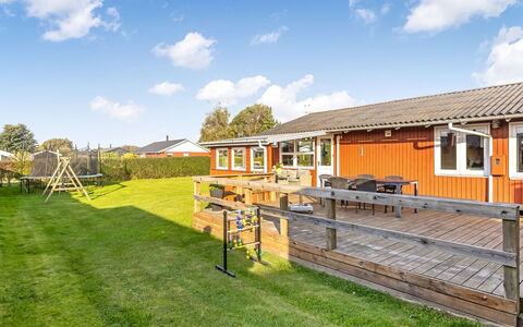 Ali - 500M from the Sea: Sommerhus, Backyard, Gård, Garden Bygninger, Skur, Sidespor, Udendørs Møbler, Bjælkehytte, Udendørs Struktur, Hytte