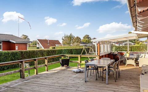Ali - 500M from the Sea: Sommerhus, Backyard, Gård, Garden Bygninger, Skur, Sidespor, Udendørs Møbler, Bjælkehytte, Udendørs Struktur, Hytte