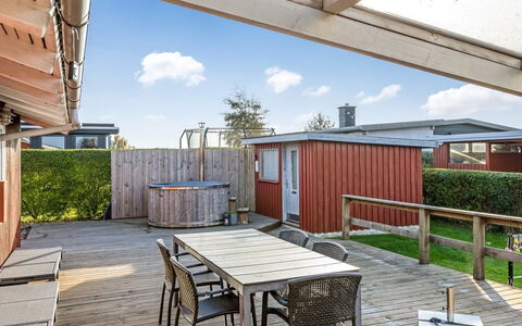 Ali - 500M from the Sea: Sommerhus, Backyard, Gård, Garden Bygninger, Skur, Sidespor, Udendørs Møbler, Bjælkehytte, Udendørs Struktur, Hytte