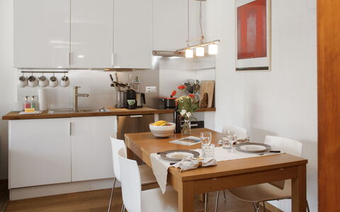Apollo 2: Møbel, Køkken, Countertop, Indretning, Cabinetry, Køkken Apparat, Gulvbelægning, Væg, Lysarmatur, Træ