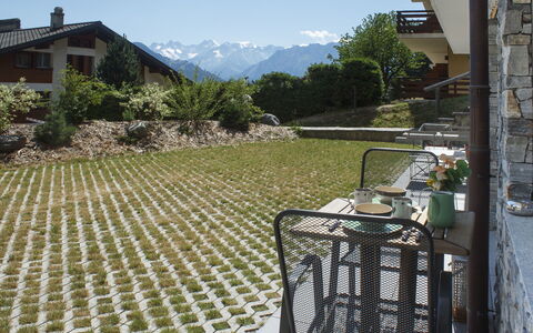 Apollo 2: Have, Udendørs Møbler, Flise, Bunddække, Stol, Backyard, Landscaping, Skygge, Gård, Lawn