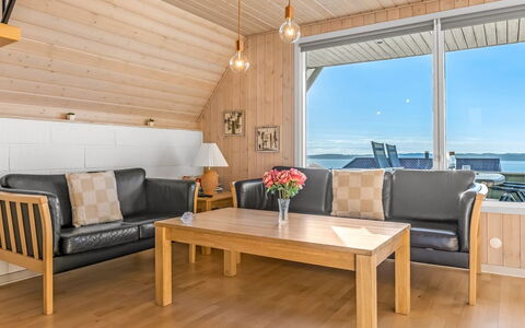 Elisabete - 600M from the Sea: Sommerhus, Backyard, Gård, Garden Bygninger, Skur, Sidespor, Udendørs Møbler, Bjælkehytte, Udendørs Struktur, Hytte