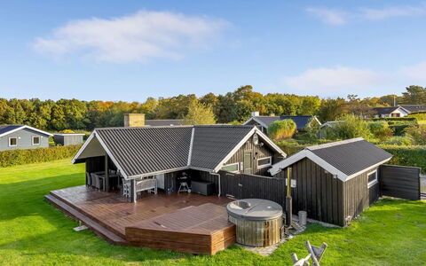 Filipa - 200M from the Sea: Sommerhus, Backyard, Gård, Garden Bygninger, Skur, Sidespor, Udendørs Møbler, Bjælkehytte, Udendørs Struktur, Hytte