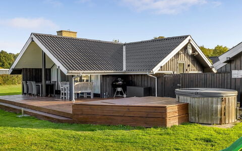 Filipa - 200M from the Sea: Sommerhus, Backyard, Gård, Garden Bygninger, Skur, Sidespor, Udendørs Møbler, Bjælkehytte, Udendørs Struktur, Hytte