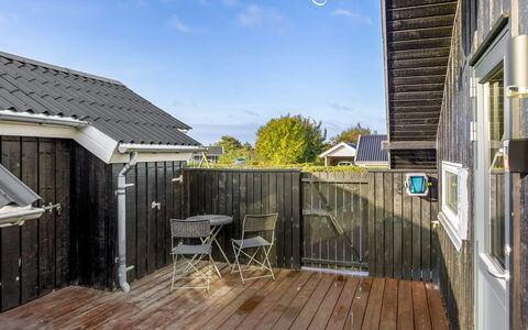 Filipa - 200M from the Sea: Sommerhus, Backyard, Gård, Garden Bygninger, Skur, Sidespor, Udendørs Møbler, Bjælkehytte, Udendørs Struktur, Hytte